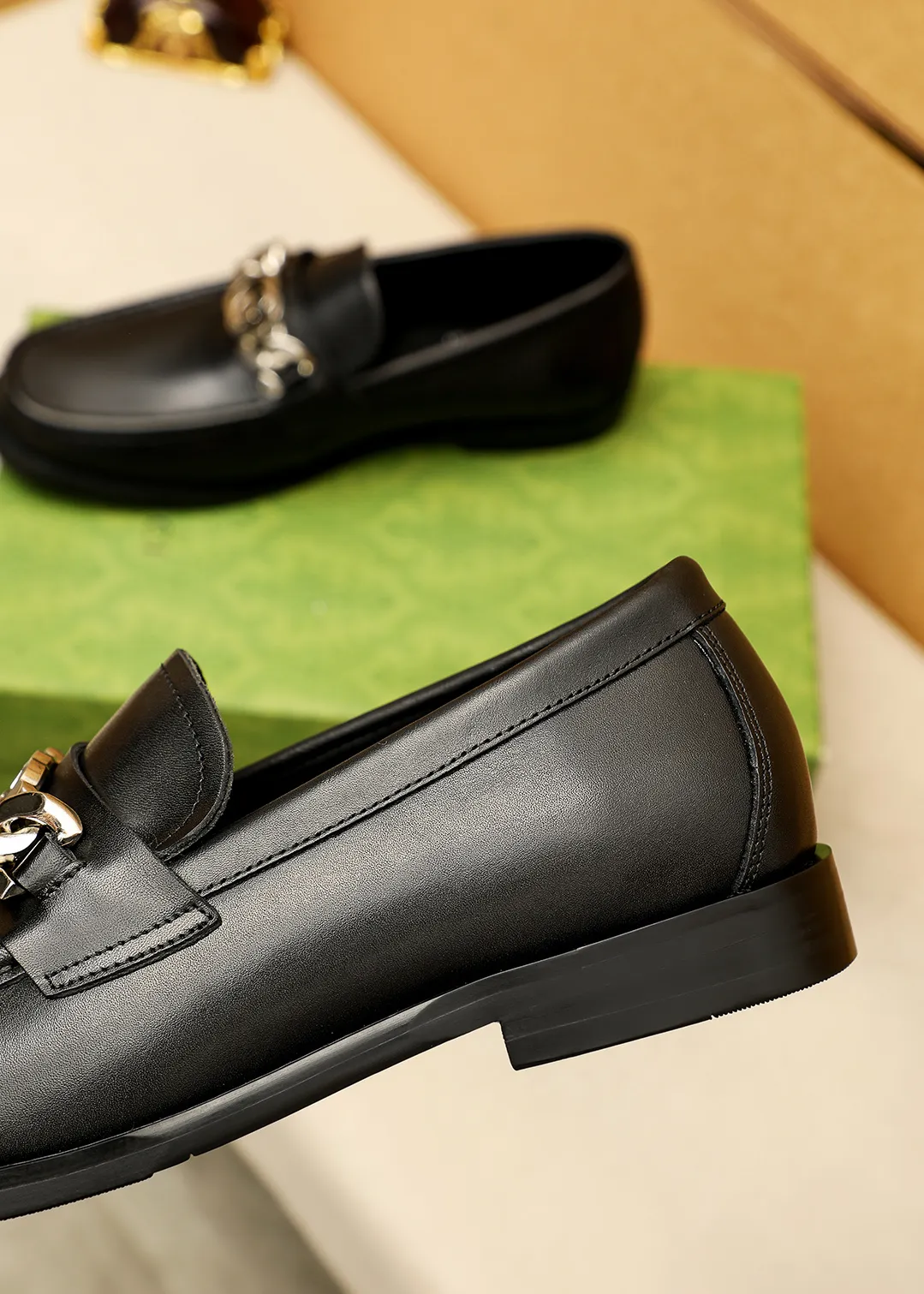 Men's shoes 💰480 💐 Product trademark: GUCCI "Gucci" casual leather shoes Regular size: 38-44 (45.46🉑️customized) Product materials: Selected imported first-layer calfskin embossed upper + luxury hardware buckle, imported water-dyed cowhide leather lining. Strong three-dimensional visual effect, original outsole color: 2 colors available